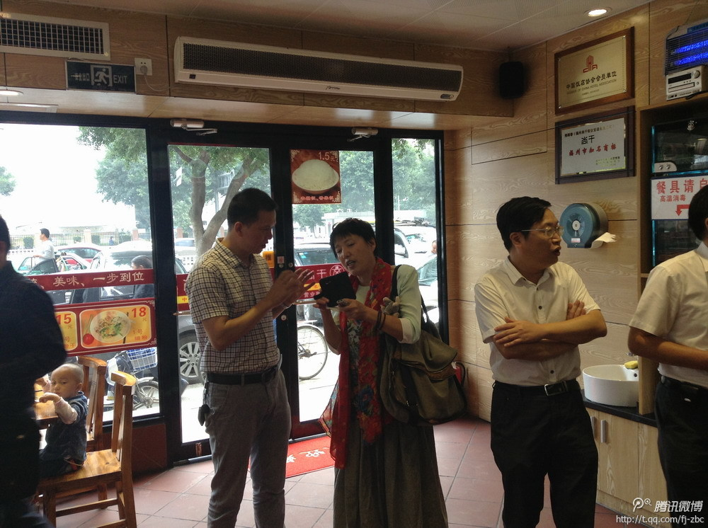 中共福州市委組織部副部長郭榮貴、臺(tái)江區(qū)委組織部部長陳高英陪同下蒞臨福州尚干餐飲管理公司寶龍店調(diào)研